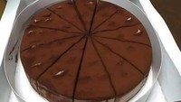 Ini juga kreasi kue cokelat yang zonk. Topping krimnya menempel pada bagian penutup boks karena ukurannya yang kurang besar dan tinggi. Foto: boredpanda