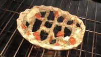Kalau potret makanan satu ini adalah kreasi pizza yang gagal. Pizza tersebut lumer di bagian tengahnya hingga luber ke bawah oven. Foto: boredpanda