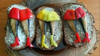 Tampilan roti satu ini juga tak menggugah selera. Pengunggah terlihat menyajikan sourdough dengan topping keju krim dan ikan, tapi dihiasi paprika merah membentuk sepatu dan celana. Foto: boredpanda