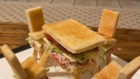 Sandwich biasanya disajikan seperti roti lapis pada umumnya. Berbeda dengan kreasi satu ini yang menyajikan sandwich bentuk meja makan. Foto: boredpanda