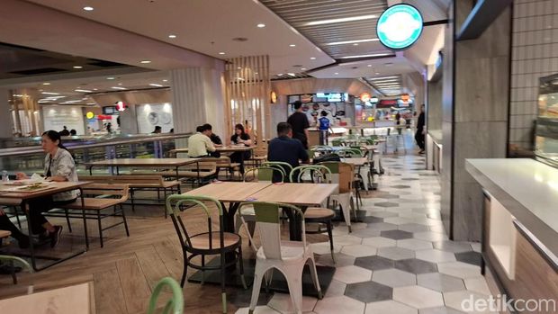 Mal Grand Indonesia sepi saat jam makan siang pada Senin (1/9).
