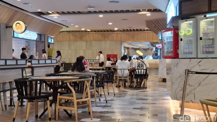 Mal Grand Indonesia sepi saat jam makan siang pada Senin (1/9).
