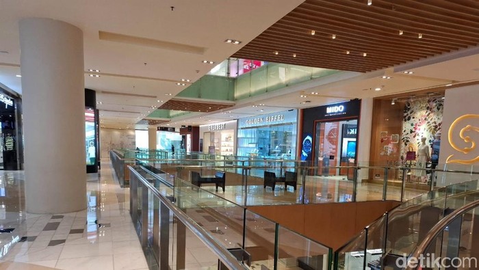 Mal Grand Indonesia sepi saat jam makan siang pada Senin (1/9).