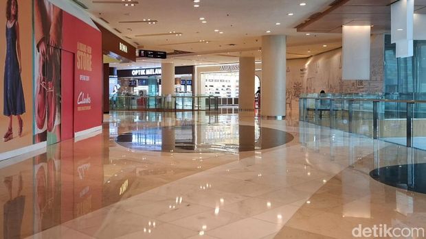 Mal Grand Indonesia sepi saat jam makan siang pada Senin (1/9).
