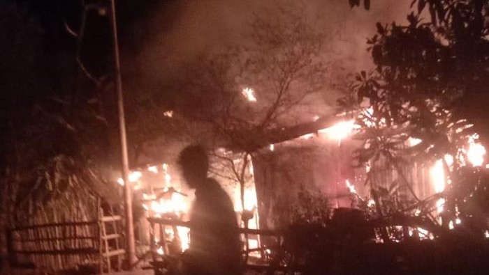 Kebakaran menghanguskan sebuah kios dan rumah di Kabupaten Maros, Sulawesi Selatan (Sulsel). Insiden itu diduga dipicu korsleting listrik di dalam kios.