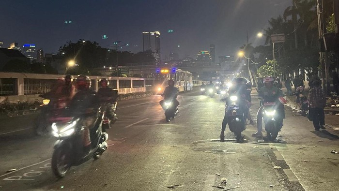 Masa demo di gedung DPR membubarkan diri. Senin