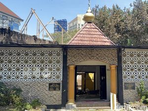 Penampakan Masjid Al Jabbar Masih Berdiri Usai Polsek Tegalsari Dibakar