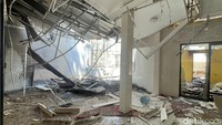 Pantauan detikJatim, masjid yang berada di bagian belakang sisi utara Polsek Tegalsari itu sebagian plafonnya ambrol.