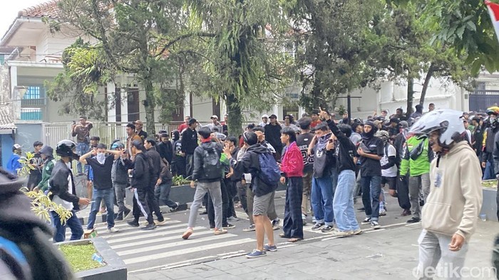 Massa aksi di depan DPRD Kota Sukabumi bentrok dengan aparat.
