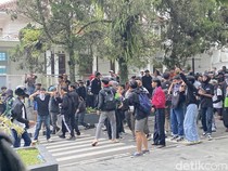 Aksi di DPRD Kota Sukabumi Ricuh!