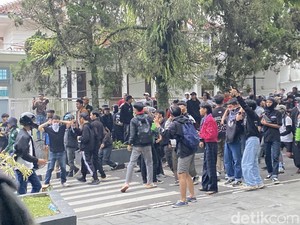Aksi di DPRD Kota Sukabumi Ricuh!
