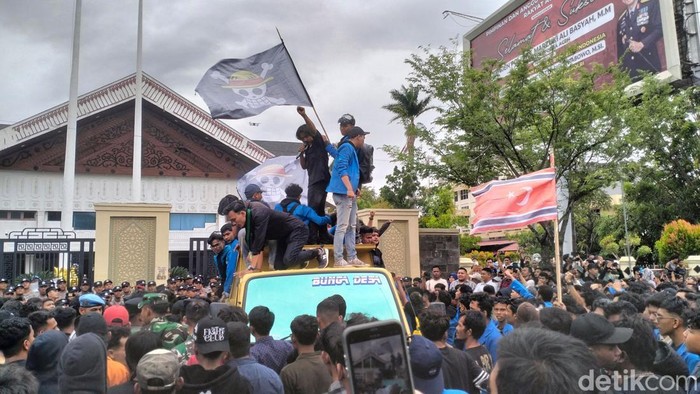 Massa aksi di depan gedung DPR Aceh membawa bendera bulan bintang dan bendera One Piece (Agus Setyadi/detikSumut)