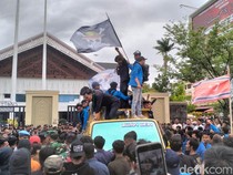 Demo di DPR Aceh, Massa Bawa Bendera Bintang Bulan-One Piece