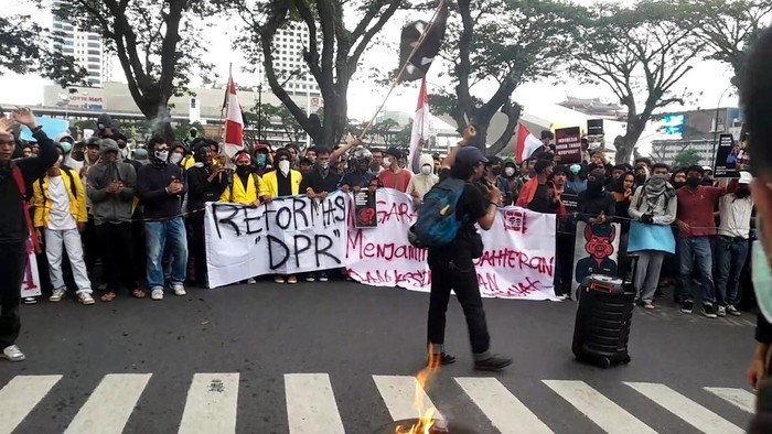Massa aksi di Medan memblokir jalan-bakar ban. (Nizar AldidetikSumut)
