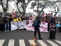 Bakar Ban, Massa Aksi di Medan Blokir Simpang Tiga Jalan Balai Kota