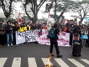Bakar Ban, Massa Aksi di Medan Blokir Simpang Tiga Jalan Balai Kota