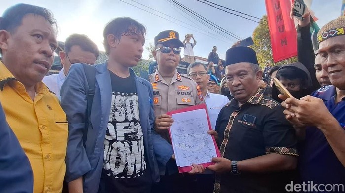 Massa aksi di Tarakan desak DPRD-Kapolres Tarakan tanda tangan nota kesepakatan terkait tuntutan aksi.