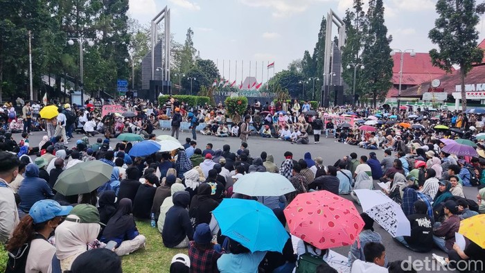 Massa Aksi Jogja Memanggil di Bundaran UGM, Sleman, Senin (1/9/2025).