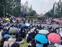Video: Aliansi Jogja Memanggil Gelar Aksi di Bundaran UGM