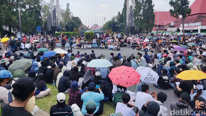 Massa Aksi Jogja Memanggil di Bundaran UGM, Sleman, Senin (1/9/2025).