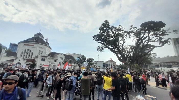 Massa aksi melakukan demontrasi di titik nol Kota Medan (Nizar Aldi/detikSumut)