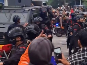 Viral Brimob dan Massa Demo Tos-Tosan di Medan