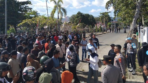 Massa aksi yang mayoritas berpakaian hitam menggelar aksi demo di depan Kantor DPRD Kabupaten Bima, Senin (1/9/2025). (Rafiin/detikBali)