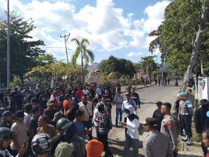 Demonstrasi di Bima Berlangsung Damai, Massa Bubar Seusai Ditemui DPRD