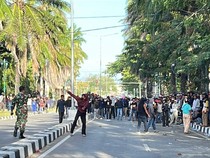 Massa Demo DPRD Sultra Ricuh, Lempar Batu hingga Kaca Pecah