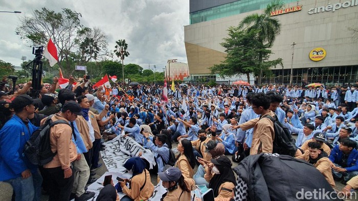 Massa dari mahasiswa mendatangi gedung DPRD Sumsel
