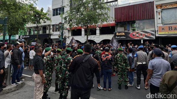 Massa demo di DPRD DIY, Senin (1/9/2025) membubarkan diri pukul 14.10 WIB.