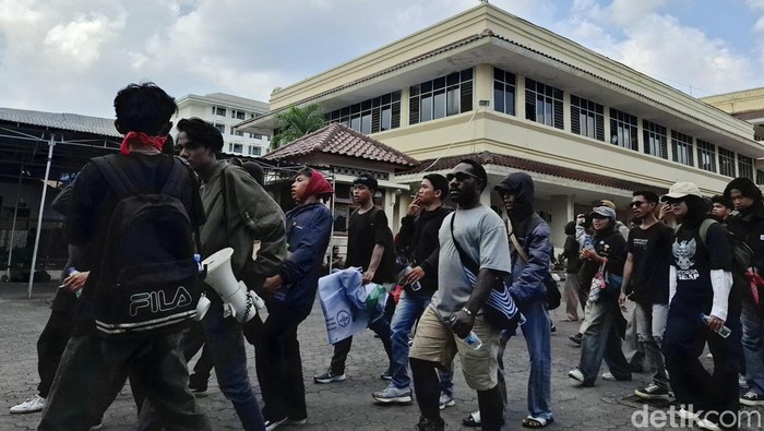 Massa demo di DPRD DIY, Senin (1/9/2025) membubarkan diri pukul 14.10 WIB.