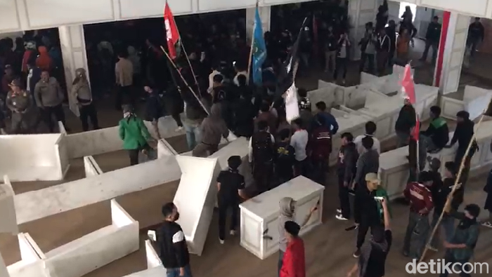 Massa demo mengacak-acak ruang paripurna DPRD Palopo.