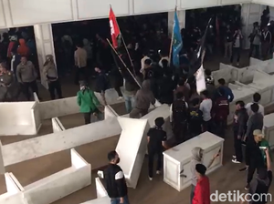 Demo Mahasiswa di DPRD Palopo Ricuh, Massa Acak-acak Ruang Paripurna