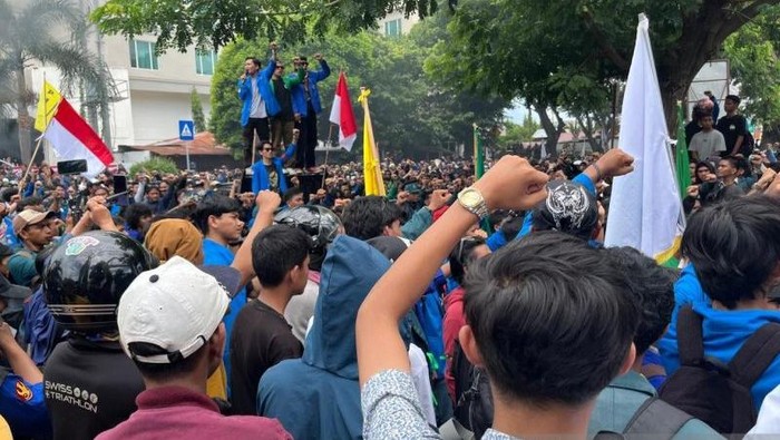 Massa mahasiswa dan aliansi ojek online di Kota Palu melakukan aksi unjuk rasa di depan kantor Gedung DPRD Provinsi Sulawesi Tengah di Palu, Senin (1/9/2025). (ANTARA/Nur Amalia Amir)