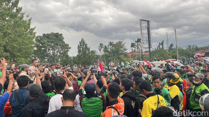 Massa ojol saat menggelar aksi di Polda Sumut. (Finta Rahyuni/detikSumut)