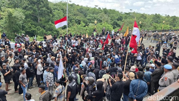 Massa unjuk rasa saat mendatangi gedung DPRD Lubuklinggau