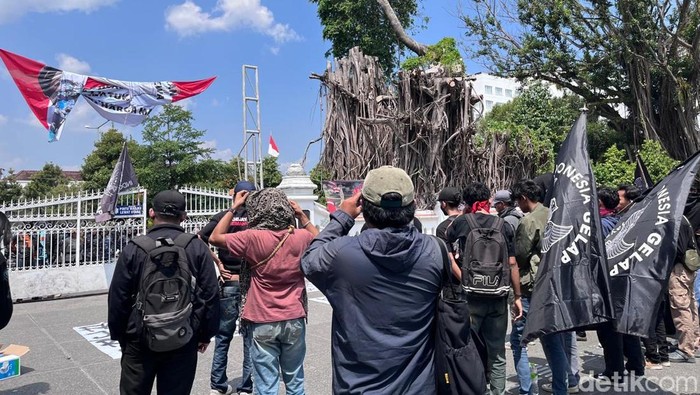 Massa yang mengatasnamakan Gejayan Memanggil menggelar aksi di depan gedung DPRD DIY, Senin (1/9/2025).