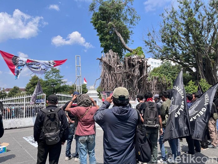 Massa yang mengatasnamakan Gejayan Memanggil menggelar aksi di depan gedung DPRD DIY, Senin (1/9/2025).