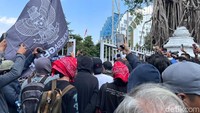 Sebagai informasi, massa aksi mulai berdatangan ke DPRD DIY pukul 12.39 WIB. Massa yang mengatasnamakan Gejayan Memanggil ini memakai pakaian serba hitam dan ada yang membawa bendera hitam bertulisan Gejayan Memanggil.
