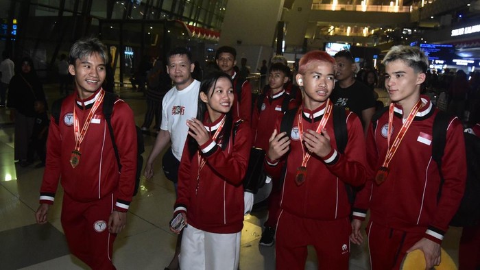 Membanggakan, Atlet MMA Indonesia Bawa Pulang 4 Medali dari Bahrain Prestasi membanggakan ditorehkan para atlet Mixed Martial Arts (MMA) muda Indonesia di ajang 1st AMMA Asian Youth Championships 2025 yang digelar di Manama, Bahrain. Dari tujuh atlet yang dikirim, Indonesia sukses membawa pulang empat medali.