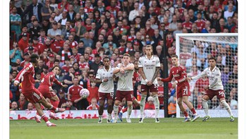 Tendangan bebas Dominik Szoboszlai adalah yang terjauh berhasil menjadi gol sejauh ini di Liga Inggris musim ini. Foto: X.com