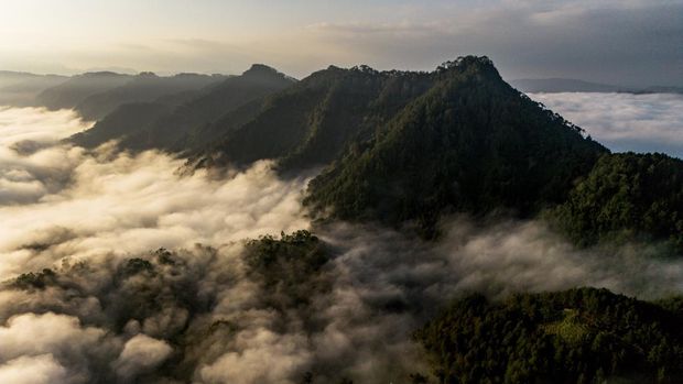 Merawat warisan bumi di Kota Walet Foto udara kawasan karst dan laboratorium geologi alam terbuka di Geosite Karangsambung, Kabupaten Kebumen, Jawa Tengah.