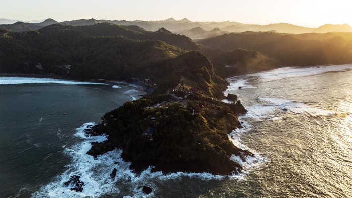 Merawat warisan bumi di Kota Walet Foto udara kawasan geosite Pantai Menganti di Desa Karangduwur, Kecamatan Ayah, Kabupaten Kebumen, Jawa Tengah.