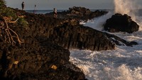 Salah satu keistimewaan Pantai Menganti adalah keberadaan batuan columnar joint—formasi batu berbentuk kolom bersisi enam yang terbentuk dari pendinginan lava secara perlahan. Struktur langka ini menjadi penanda aktivitas vulkanik di masa lalu. ANTARA FOTO/Aprillio Akbar
