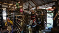 Jejak sejarah juga tersimpan di halaman SMP Negeri 1 Kebumen, tempat sebuah arca Ganesha berdiri diam. Berada di lingkungan pendidikan, arca ini menjembatani masa silam dan masa kini. “Arca ini sudah ada sejak lama, bahkan sebelum saya mengabdi di sini, dan menjadi bagian penting dari sejarah kebudayaan yang dapat dikenalkan langsung kepada para siswa,” tutur Abdul Syukur, kepala sekolah setempat. ANTARA FOTO/Aprillio Akbar