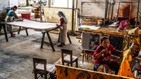 Bergeser ke Desa Gemeksekti, tangan-tangan perempuan menggoreskan kisah Kebumen di atas lembar kain batik. Motifnya terinspirasi dari ombak pantai selatan, formasi batu karst, hingga siluet burung walet—ikon daerah ini. Batik khas Kebumen bukan sekadar busana, tetapi warisan budaya tak benda yang merekam keterikatan manusia dengan alam dan diwariskan lintas generasi. Hikmah, pemilik Rumah Produksi Batik Sekar Jagad, berharap pengakuan UNESCO terhadap Geopark Kebumen dapat membawa dampak positif bagi industri batik lokal dan memperluas jangkauannya hingga tingkat global. ANTARA FOTO/Aprillio Akbar