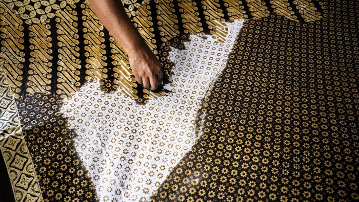 Merawat warisan bumi di Kota Walet Pekerja menyelesaikan pewarnaan batik khas Kebumen di Desa Gemeksekti, Kabupaten Kebumen, Jawa Tengah.