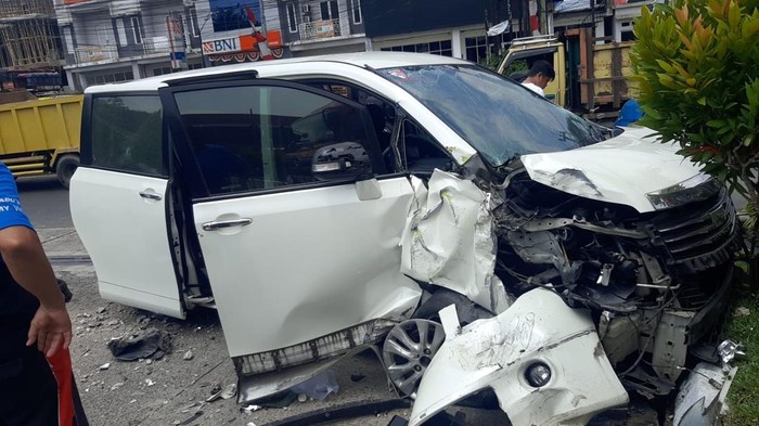 Mobil oleng hingga melompati pembatas jalan dan menabrak pemotor di Jalan Raya Bojongsari-Ciputat, Depok. (dok.istimewa)