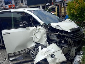 Mobil Lompati Pembatas Jalan Lalu Tabrak Pemotor hingga Luka di Depok